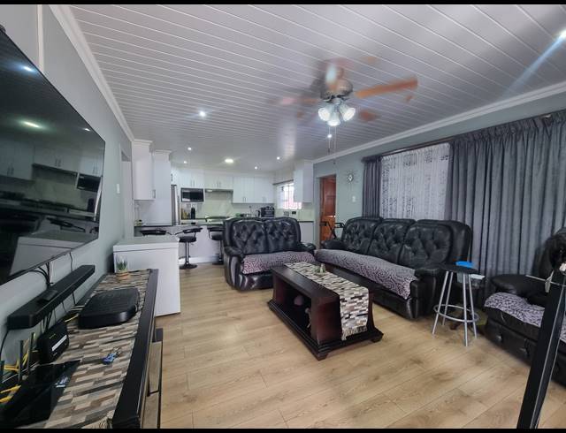 6 BEDROOM FREESTANDING FOR SALE IN DANA BAY